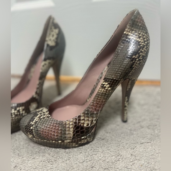 GUCCI
Python Animal Print Pumps - Picture 2 of 6